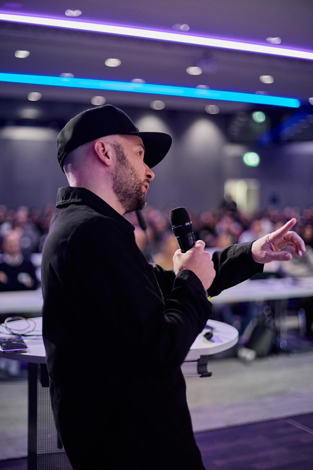 Alex hält einen Vortrag über User Interface Design und User Experience